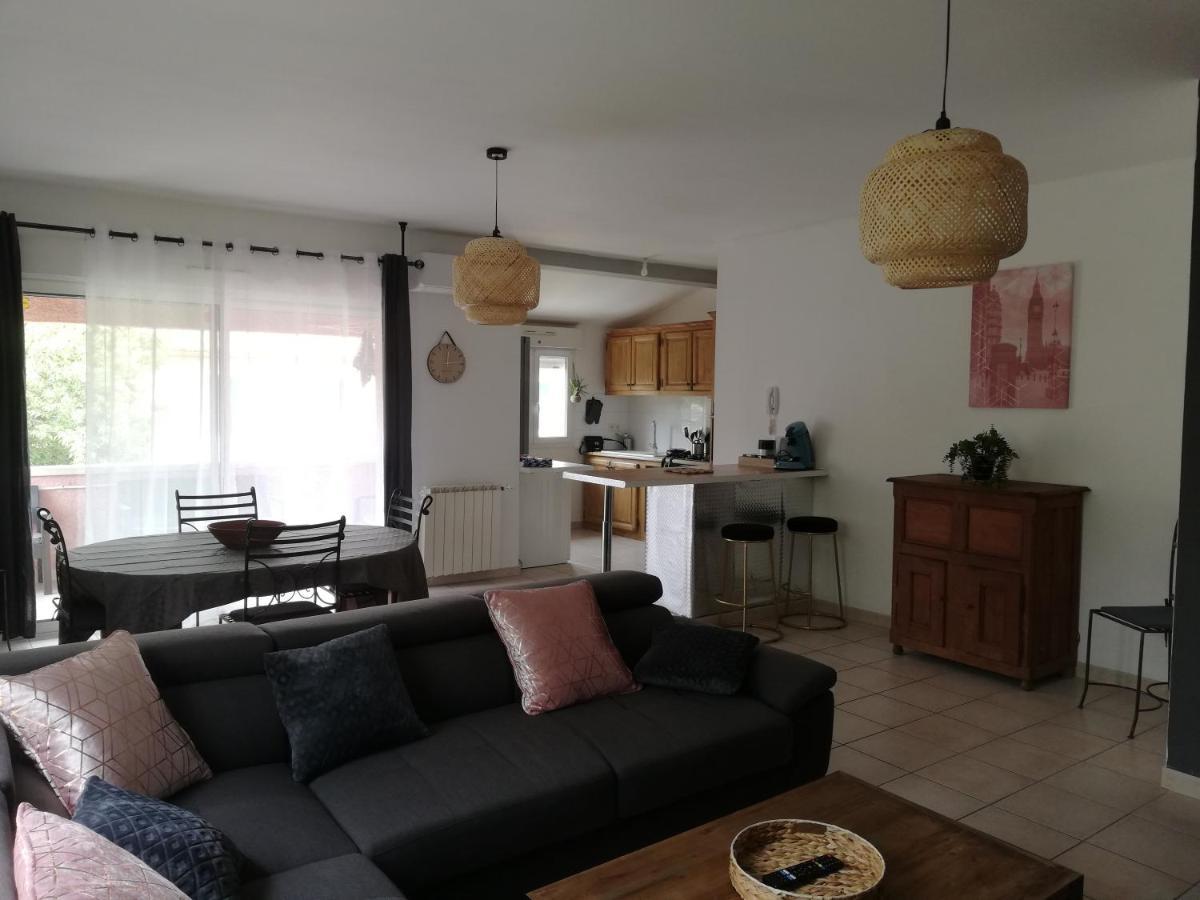 Superbe Appartement De 90M2 A Uzes Super Equipe Avec Garage Et Grand Parking Privatif Exterior photo